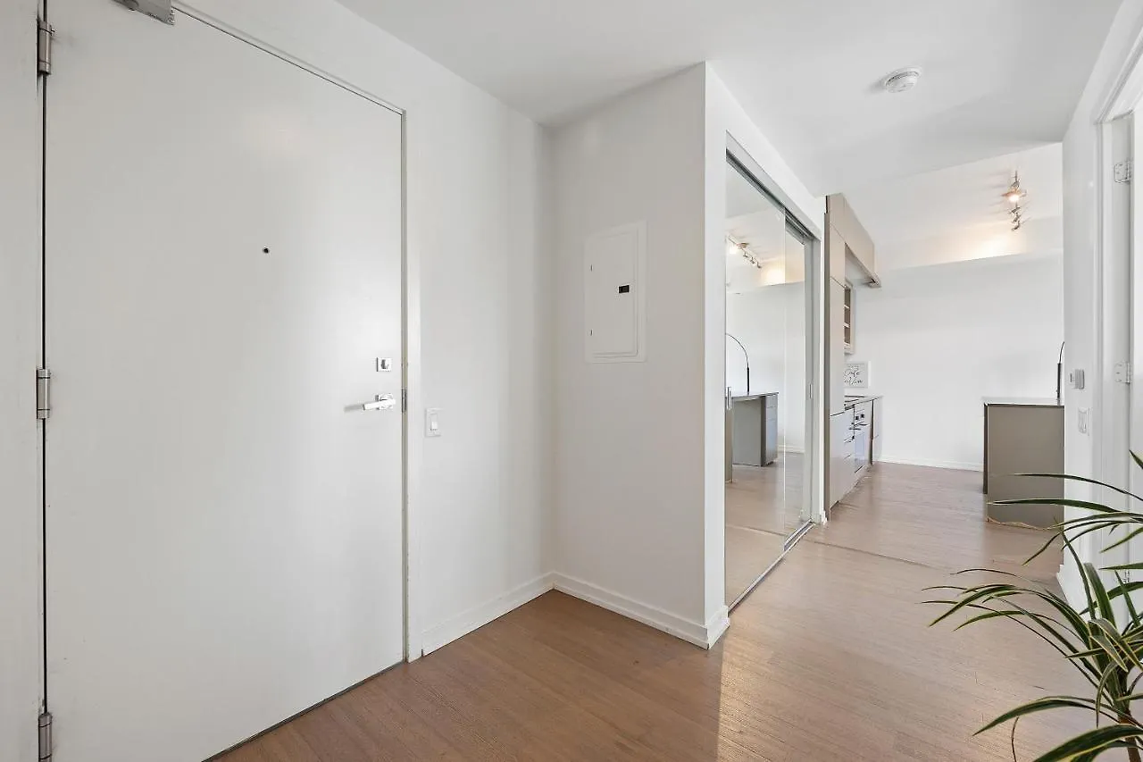 Modern Condo In The Heart Of Downtown Toronto Canada