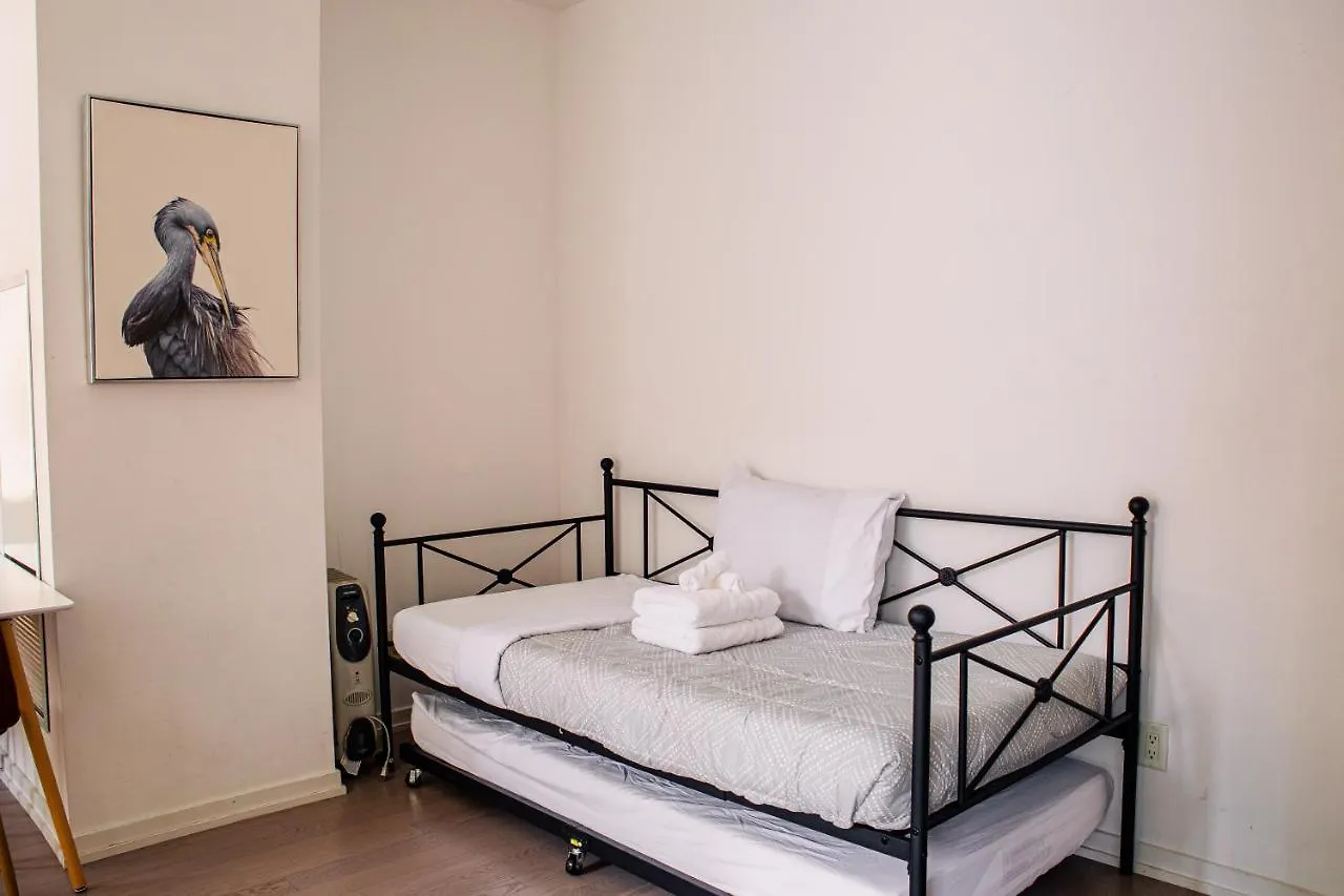 Apartment Modern Condo In The Heart Of Downtown Toronto